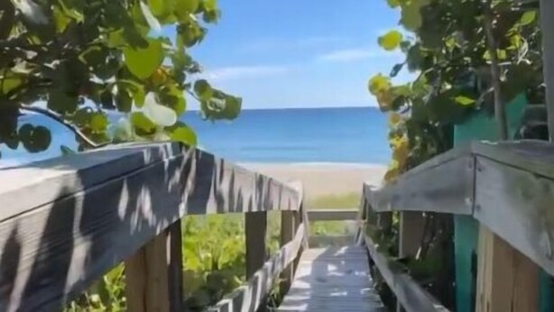 Une promenade en bois menant à une plage.