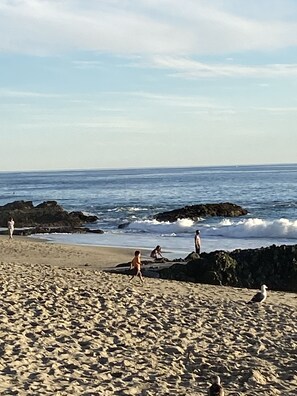 Nær stranden og strandhåndklær