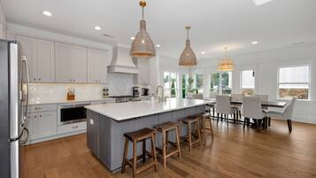 KylskÄp, mikrovÄgsugn, ugn och spishÀll