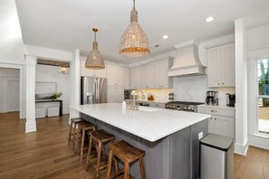 冷蔵庫、電子レンジ、オーブン、コンロ