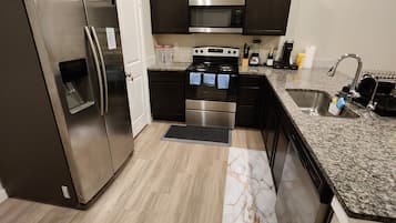 Een koelkast, een magnetron, een oven, een kookplaat