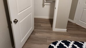 Un dormitorio con cama, armario y puerta.
