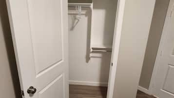 3 slaapkamers, een strijkplank/strijkijzer, wifi, beddengoed