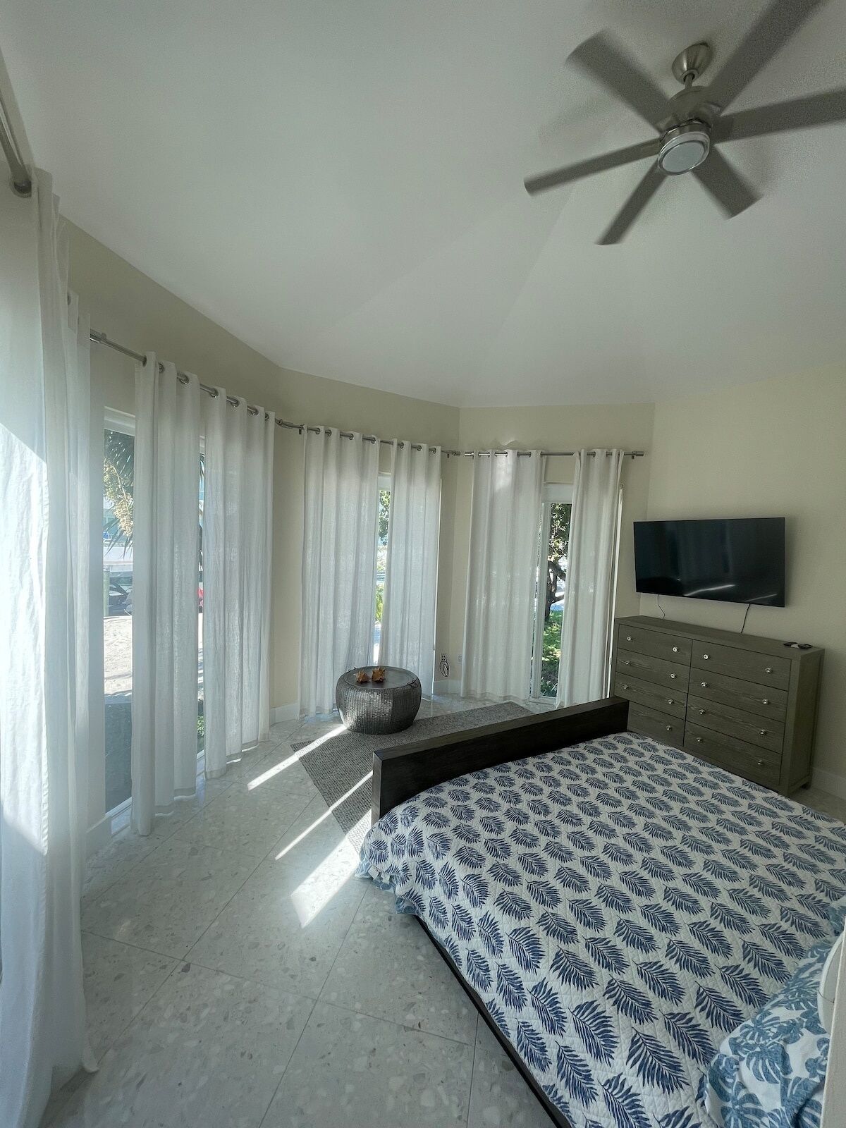 4 habitaciones, tabla de planchar con plancha y acceso a internet 