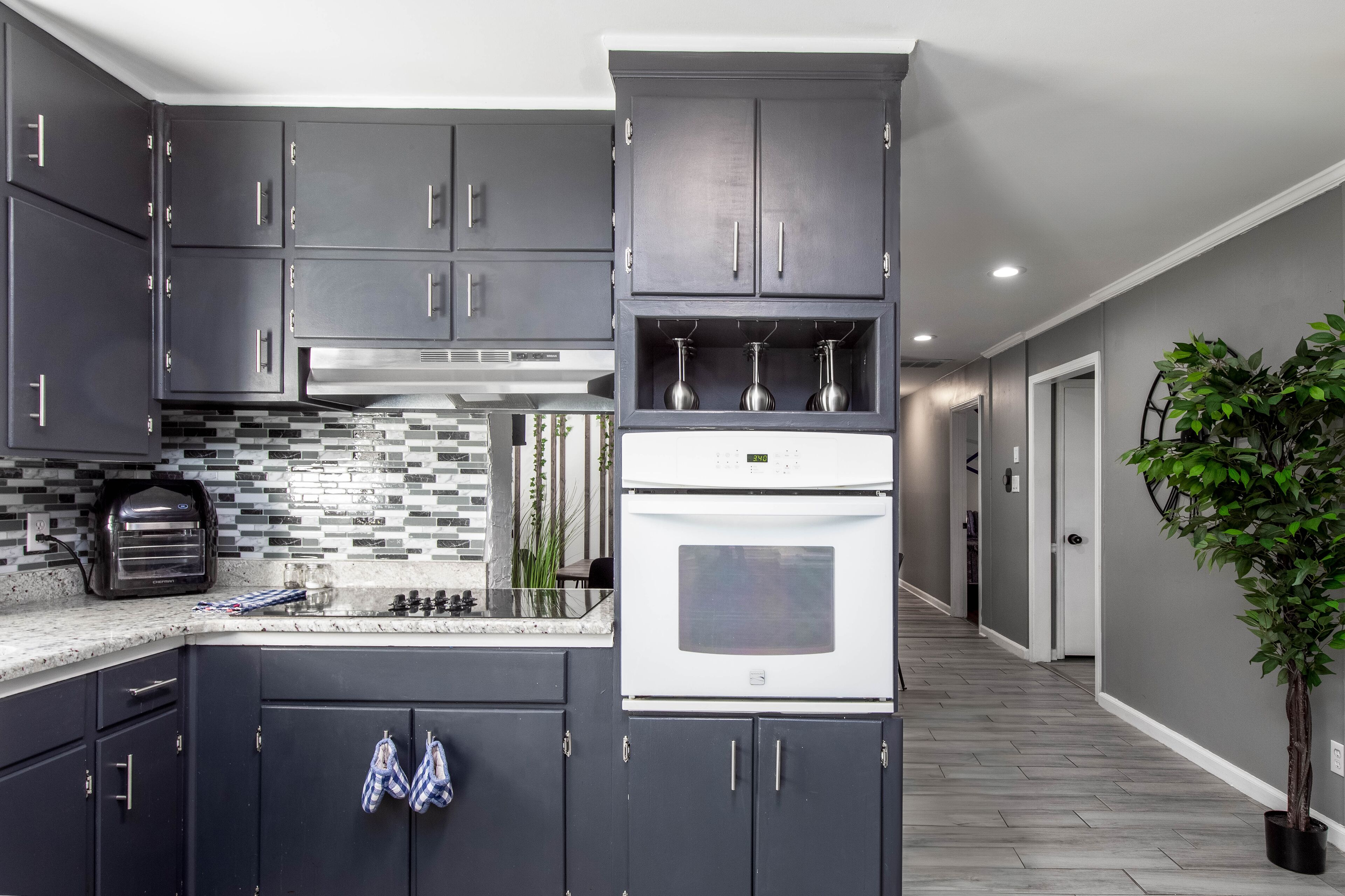 Frigorifero, microonde, forno, piano cottura