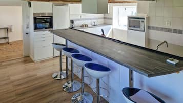 Frigorífic, forn, rentaplats i cafetera i tetera