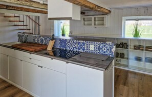 Kylskåp, ugn, diskmaskin och kaffe- och tebryggare