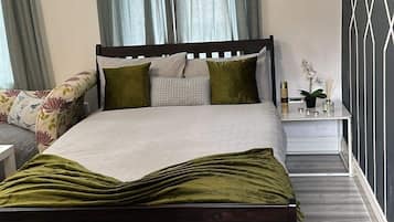 1 dormitorio, tabla de planchar con plancha, wifi y ropa de cama