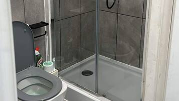 Secador de pelo, toallas y papel higiénico