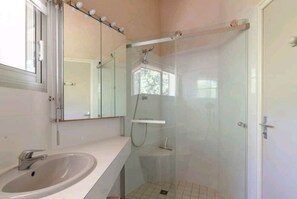 Shower, hair dryer, toilet paper