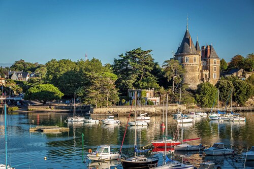 Pleasant quiet and sunny house near shops and golf