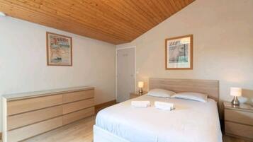 1 habitación, tabla de planchar con plancha, cuna de viaje y wifi