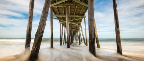 Ubicación cercana a la playa, tumbonas y toallas de playa
