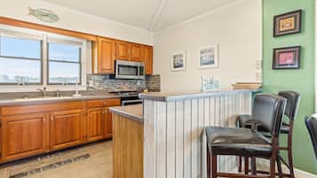 Coffee/tea maker, fridge, microwave, oven