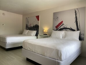 Rom – comfort, 2 queensize-senger, ikke-røyk, adgang til basseng | Safe på rommet, skrivebord og skrivebord for bærbar PC