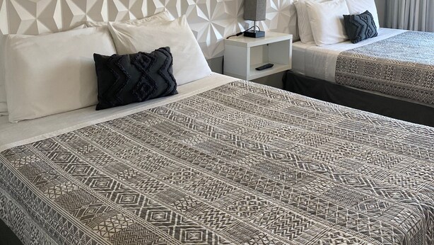 Rom – comfort, 2 queensize-senger, ikke-røyk, adgang til basseng | Safe på rommet, skrivebord og skrivebord for bærbar PC