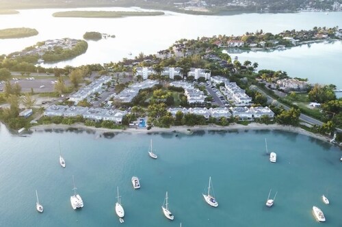 Coastal Gem in gated community. Waterfront, pool, 20 mins from airport 