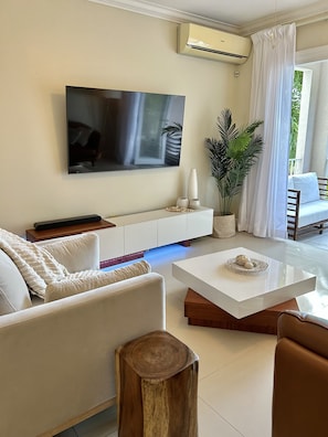 Smart TV, books, stereo - Coastal Gem in gated community. Waterfront, pool, 20 mins from airport  (Montego Bay)