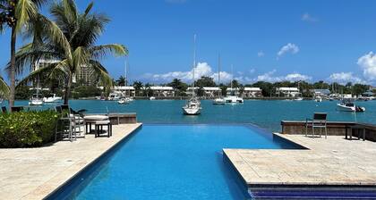 Coastal Gem in gated community. Waterfront, pool, 20 mins from airport