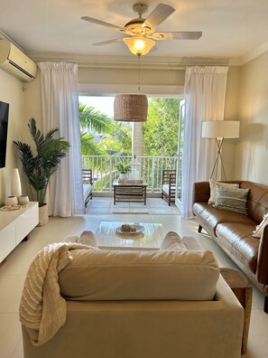 Smart TV, books, stereo - Coastal Gem in gated community. Waterfront, pool, 20 mins from airport  (Montego Bay)
