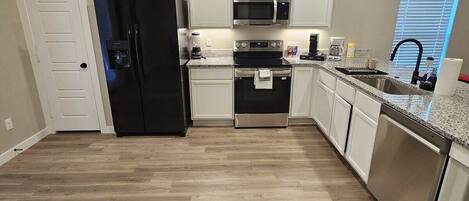 雪櫃、微波爐、焗爐、爐具