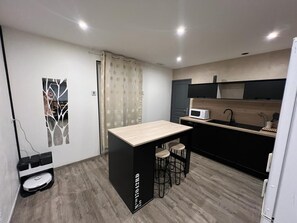 Fridge, microwave, oven, stovetop - Maison Gîte Guy (Priay)