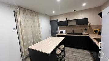 Frigorífico, microondas, horno y placa de cocina