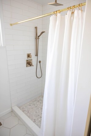 Shower, hair dryer, towels, soap - Home in Napa - 5 min drive to Downtown (Napa)