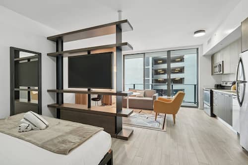 Studio, 1 King Bed | Premium bedding, blackout drapes, iron/ironing board, bed sheets
