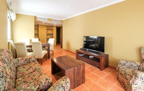TV - 4 bedroom pet friendly apartment in Estepona (Estepona)