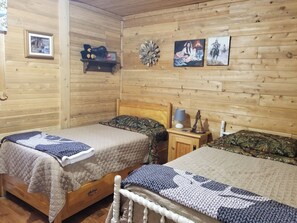 7 bedrooms, desk, iron/ironing board, WiFi - Bathurst New Brunswick Access to snowmobiles trail and ATV. (Saint-Laurent)