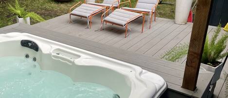 Outdoor spa tub