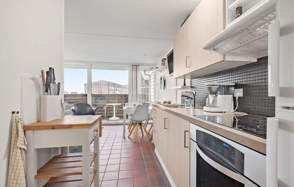 Fridge, oven, stovetop, coffee/tea maker