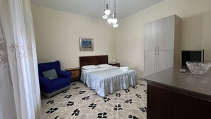 4 Schlafzimmer, Schreibtisch, Bügeleisen/Bügelbrett, Reisekinderbett