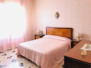 4 habitaciones, escritorio y tabla de planchar con plancha 
