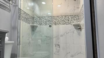 Douche, séchoir à cheveux, serviettes fournies, savon