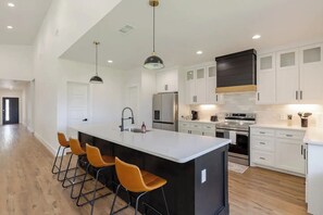 冷蔵庫、電子レンジ、オーブン、コンロ