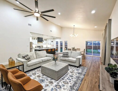 Spacious family/group stay near downtown