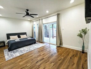 4 室のベッドルーム、デスク、アイロン / アイロン台、WiFi (無料)