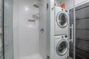 Douche, sèche-cheveux, serviettes fournies, savon