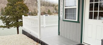 Cozy TINY HOUSE in a very quiet cove.