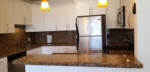 Geladeira, micro-ondas, fogão, cooktop