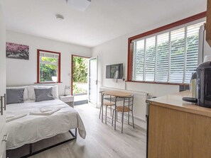 1 slaapkamer, een strijkplank/strijkijzer, gratis wifi, beddengoed