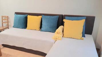 1 dormitorio, escritorio, tabla de planchar con plancha y cuna de viaje