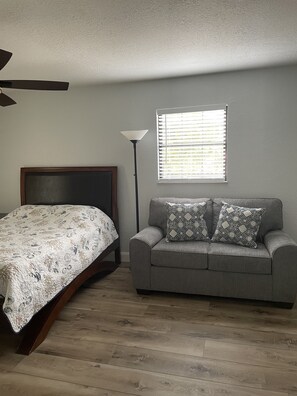 2 عدّة غرف نوم ومكواة/لوح كي وواي فاي وملاءات أسرّة