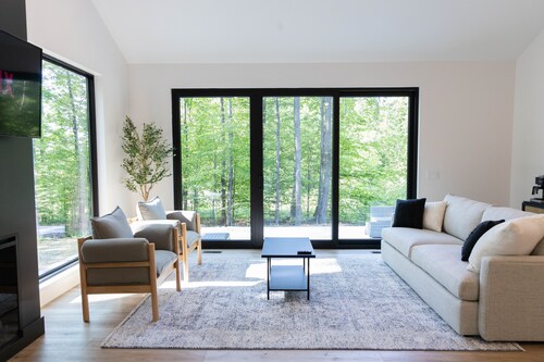 Suttons Bay Luxury Oasis W/Hot Tub & Grill