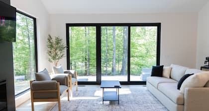 Suttons Bay Luxury Oasis W/Hot Tub & Grill