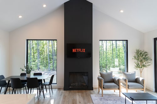 Suttons Bay Luxury Oasis W/Hot Tub & Grill