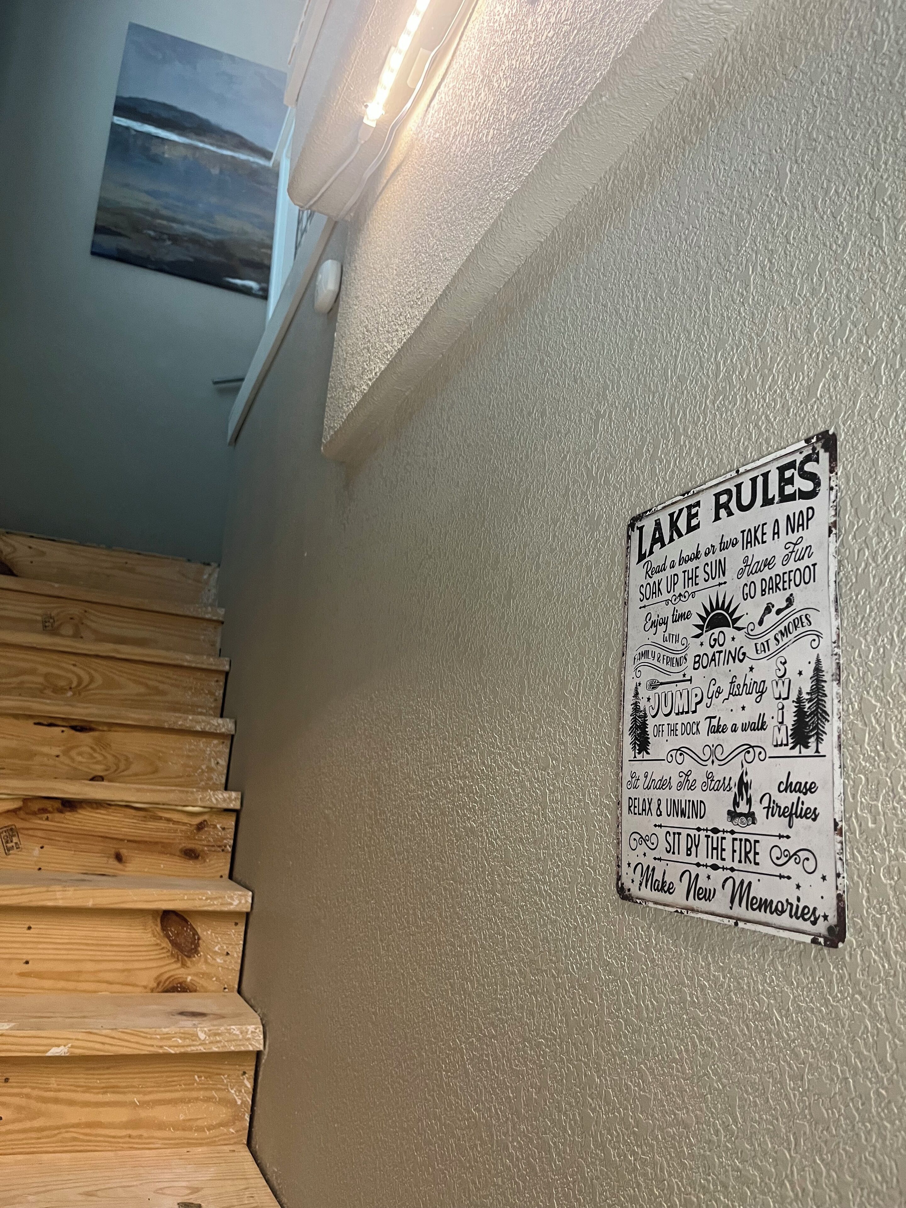 Una escalera de madera con peldaños que llevan a una plataforma.