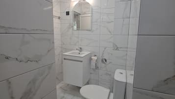 Chuveiro, secador de cabelo, bidê, toalhas de banho